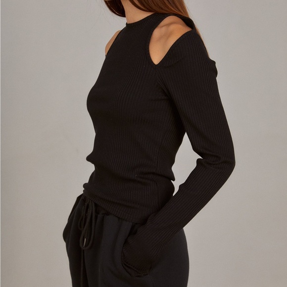 Source Unknown Cut-Out Shoulder Ribbed Top - Picture 2 of 6